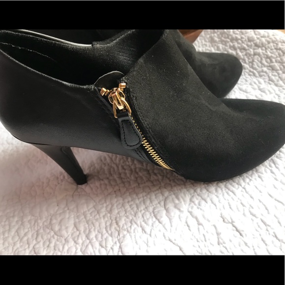 Shoes - Black stiletto w/ gold zipper